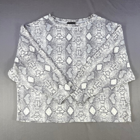 Vici Tops - VICI Snakeskin Print Top Womens Medium Grey White Animal Crew Neck Casual FT4849